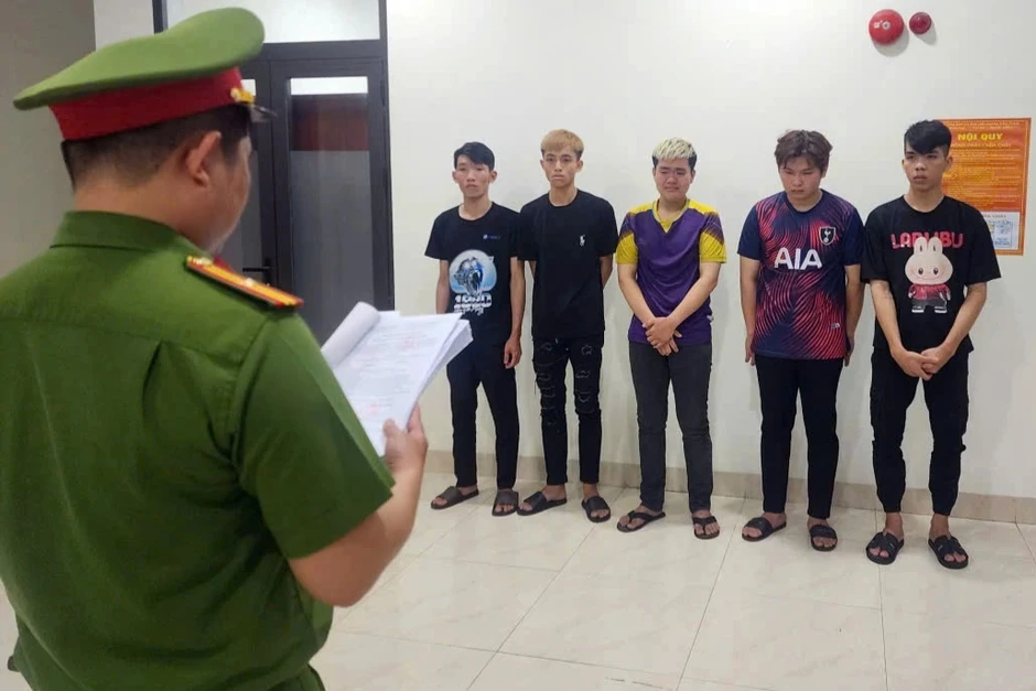 Gây náo loạn đường phố giữa đêm khuya, 10 thanh thiếu niên bị khởi tố Gây náo loạn đường phố giữa đêm khuya, 10 thanh thiếu niên bị khởi tố