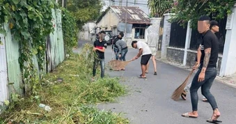 Gây náo loạn lúc “đi bão”, nhóm thanh thiếu niên ở TPHCM phải&nbsp;dọn vệ sinh