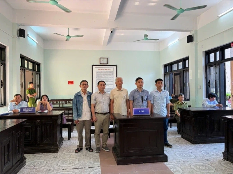 Gây thiệt hại cho Nhà nước hơn 5,5 tỷ đồng khi tận thu rừng cháy, 5 bị cáo lĩnh án Gây thiệt hại cho Nhà nước hơn 5,5 tỷ đồng khi tận thu rừng cháy, 5 bị cáo lĩnh án