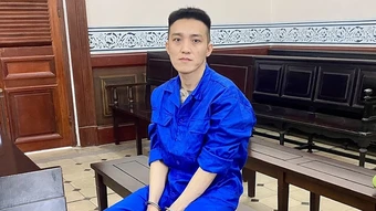 Ghen, ném bạn gái từ mái nhà cao 7,5 m