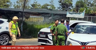 Ghen tuông vô lối, chồng trẻ chặn đường đập phá taxi chở vợ đi trốn