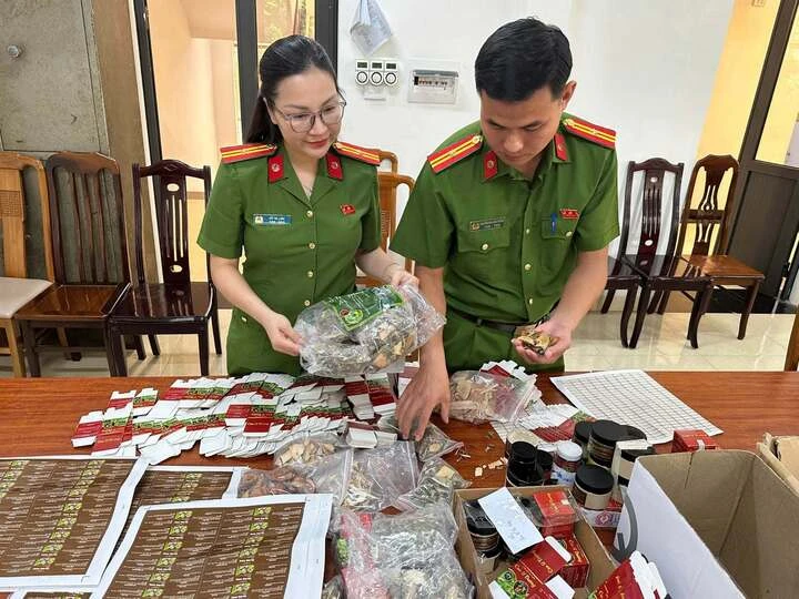 Giả 'bác sĩ Thiện' lừa bán bán thuốc nam gia truyền chữa khối u Giả 'bác sĩ Thiện' lừa bán bán thuốc nam gia truyền chữa khối u