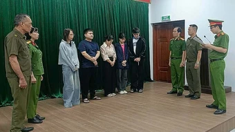 Giả bác sĩ, 'vẽ bệnh' để dọa khách mua liệu trình đắt tiền ở spa