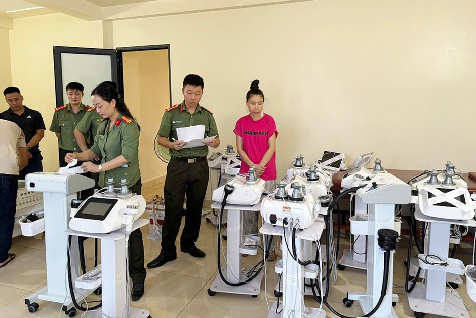 Giả bác sĩ, vờ tiêm 'tiêm nano canxi trị xương khớp' lừa tiền nhiều người cao tuổi Giả bác sĩ, vờ tiêm 'tiêm nano canxi trị xương khớp' lừa tiền nhiều người cao tuổi