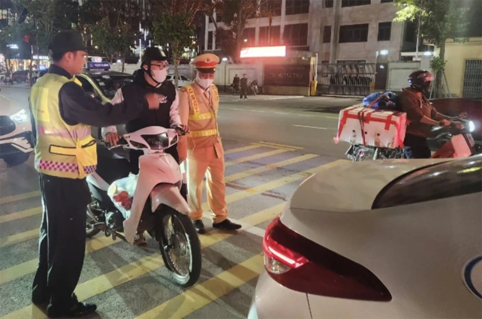 Giả cảnh sát 'tổ công tác 373' phạt người vi phạm giao thông Giả cảnh sát 'tổ công tác 373' phạt người vi phạm giao thông