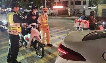 Giả cảnh sát 'tổ công tác 373' phạt người vi phạm giao thông