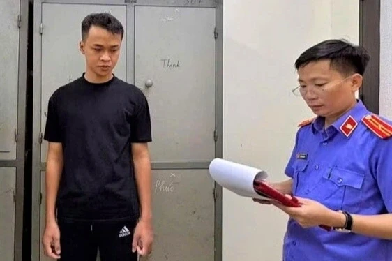 Giả danh công an cưỡng đoạt tiền của cô gái trong khách sạn Giả danh công an cưỡng đoạt tiền của cô gái trong khách sạn
