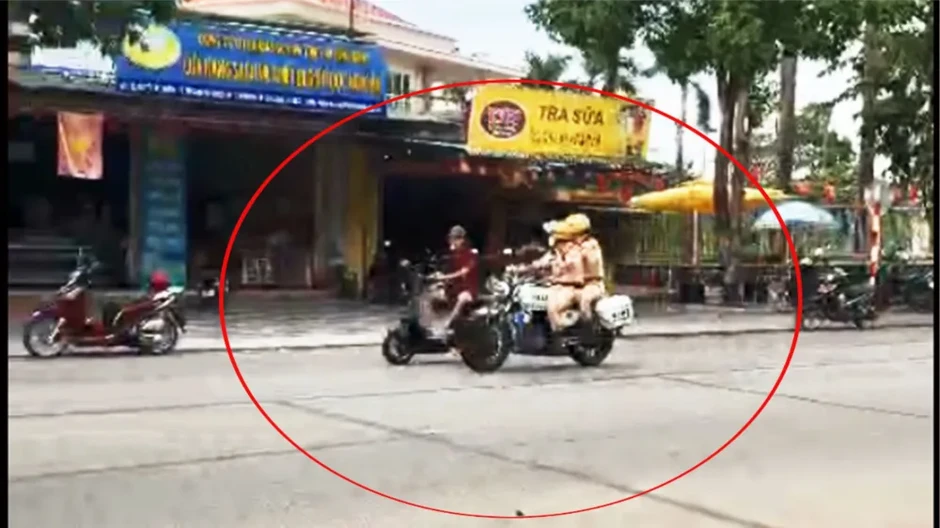 Gia Lai kiểm điểm 2 CSGT trong vụ rượt đuổi người đi xe đạp điện Gia Lai kiểm điểm 2 CSGT trong vụ rượt đuổi người đi xe đạp điện
