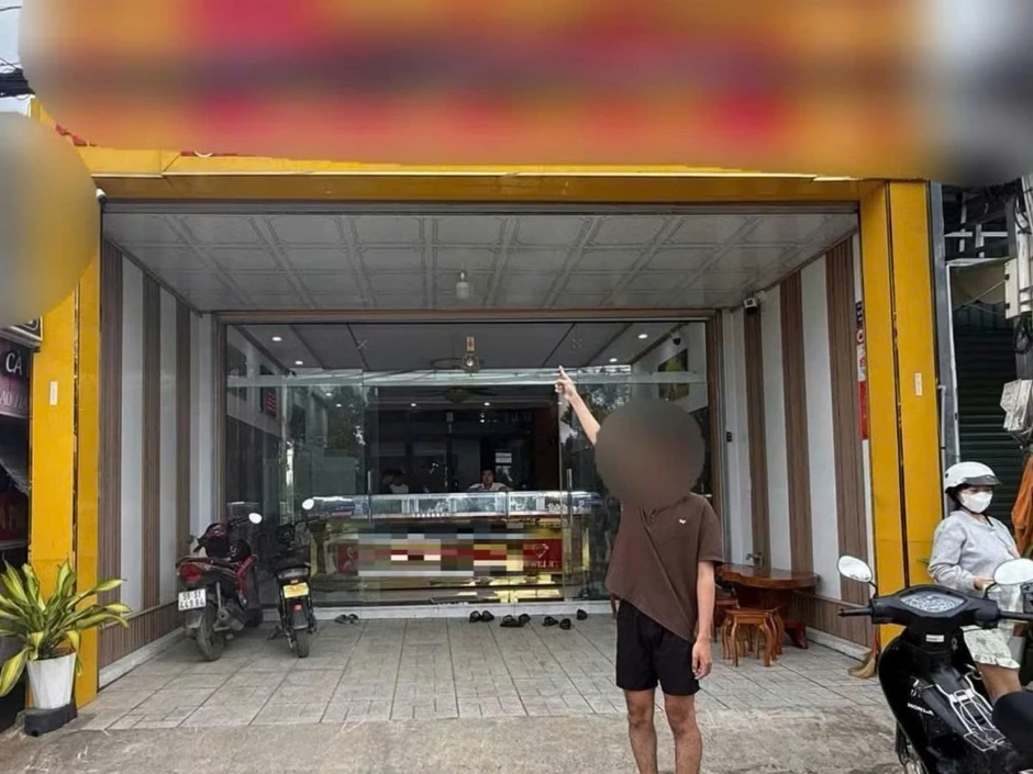 Giả làm khách mua hàng rồi cướp giật lắc tay bằng vàng Giả làm khách mua hàng rồi cướp giật lắc tay bằng vàng