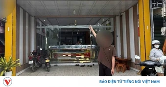 Giả làm khách mua hàng rồi cướp giật lắc tay bằng vàng