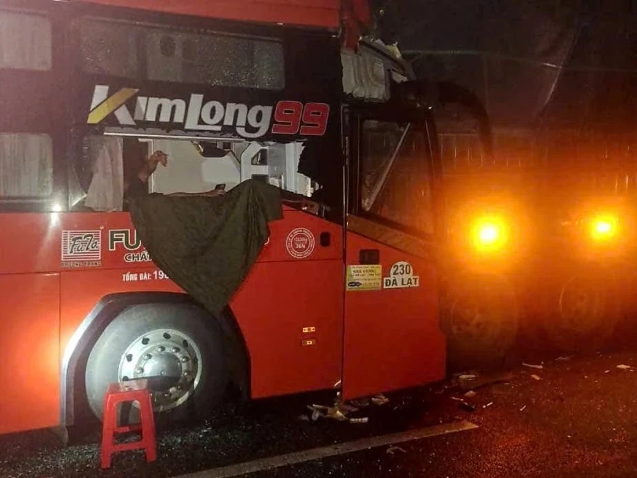 Giải cứu 21 người mắc kẹt trong vụ tai nạn trên cao tốc TP.HCM - Long Thành - Dầu Giây Giải cứu 21 người mắc kẹt trong vụ tai nạn trên cao tốc TP.HCM - Long Thành - Dầu Giây