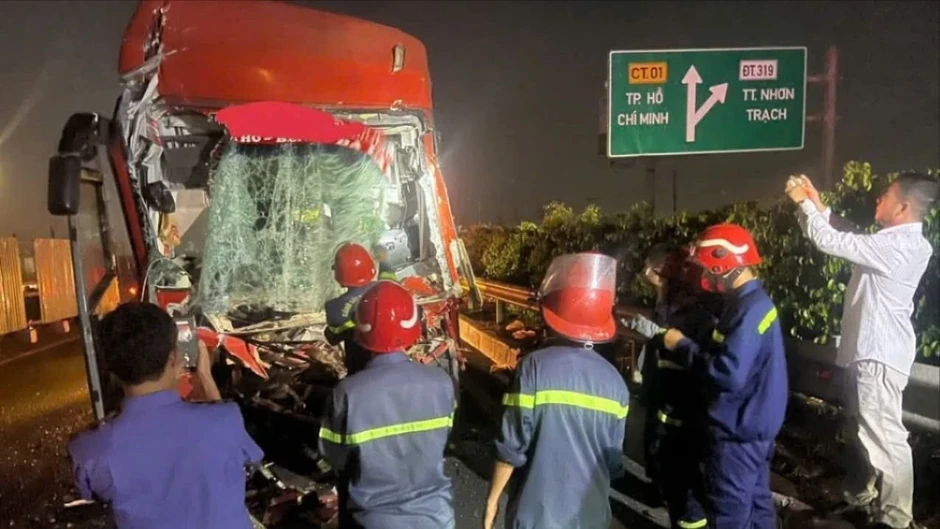 Giải cứu 21 người mắc kẹt trong vụ tai nạn trên cao tốc TP.HCM - Long Thành - Dầu Giây Giải cứu 21 người mắc kẹt trong vụ tai nạn trên cao tốc TP.HCM - Long Thành - Dầu Giây