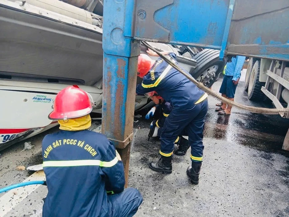Giải cứu tài xế mắc kẹt dưới gầm xe đầu kéo bị tai nạn trên cao tốc Giải cứu tài xế mắc kẹt dưới gầm xe đầu kéo bị tai nạn trên cao tốc