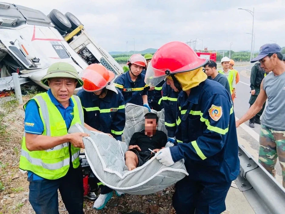 Giải cứu tài xế mắc kẹt dưới gầm xe đầu kéo bị tai nạn trên cao tốc Giải cứu tài xế mắc kẹt dưới gầm xe đầu kéo bị tai nạn trên cao tốc
