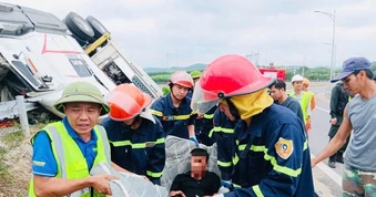 Giải cứu tài xế mắc kẹt dưới gầm xe đầu kéo bị tai nạn trên cao tốc