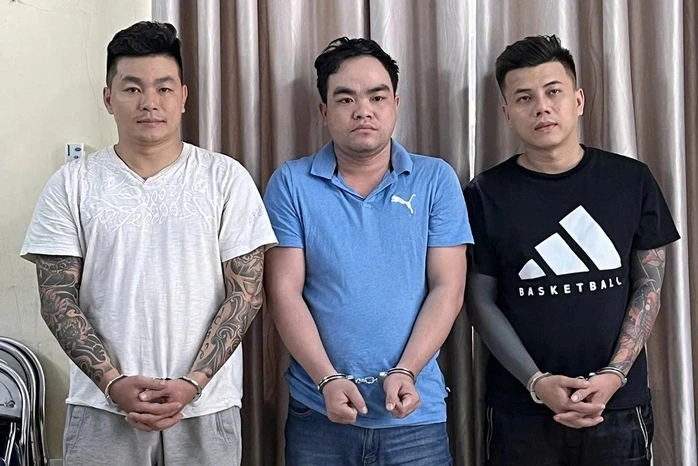 Giám đốc chi nhánh ngân hàng bị “trùm” tín dụng đen gí súng uy hiếp Giám đốc chi nhánh ngân hàng bị “trùm” tín dụng đen gí súng uy hiếp