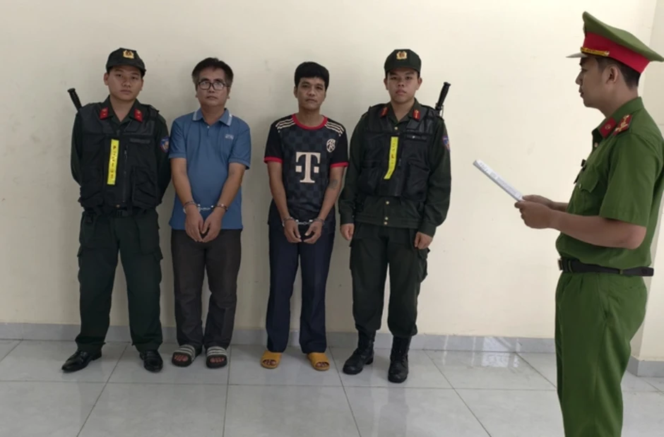 Giám đốc công ty sản xuất hàng chục nghìn dép giả hàng hiệu bị bắt
