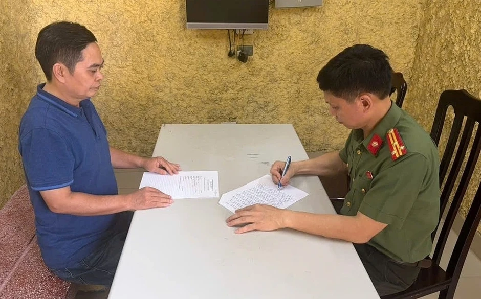 Giám đốc Nhà xuất bản Hội nhà văn và hai người bị bắt Giám đốc Nhà xuất bản Hội nhà văn và hai người bị bắt