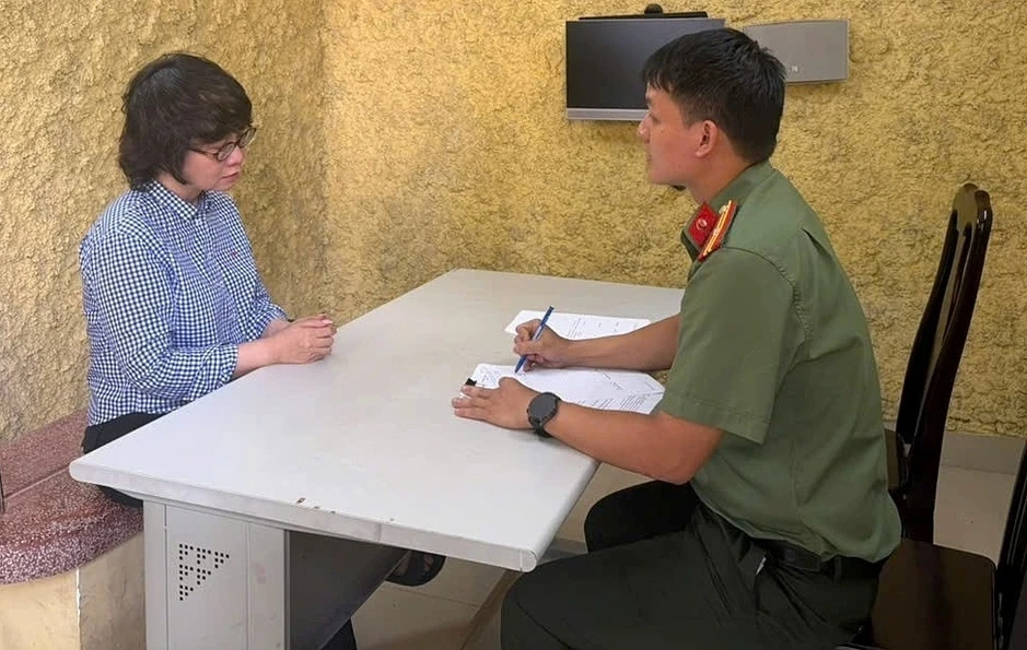 Giám đốc Nhà xuất bản Hội nhà văn và hai người bị bắt Giám đốc Nhà xuất bản Hội nhà văn và hai người bị bắt