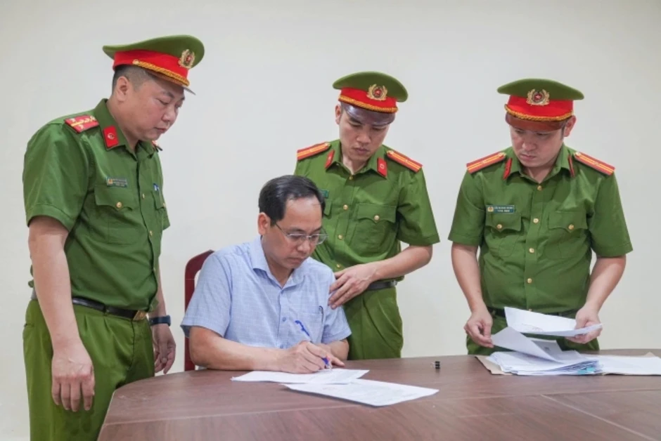 Giám đốc trung tâm bảo trợ xã hội bị bắt vì 'ăn chặn' tiền của người khuyết tật Giám đốc trung tâm bảo trợ xã hội bị bắt vì 'ăn chặn' tiền của người khuyết tật