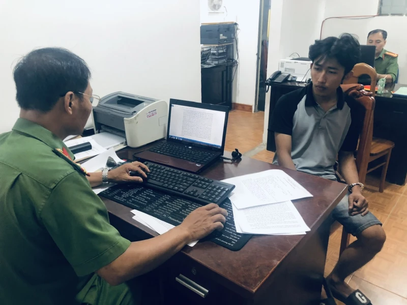 Giận vợ, đập nát kính xe taxi Giận vợ, đập nát kính xe taxi