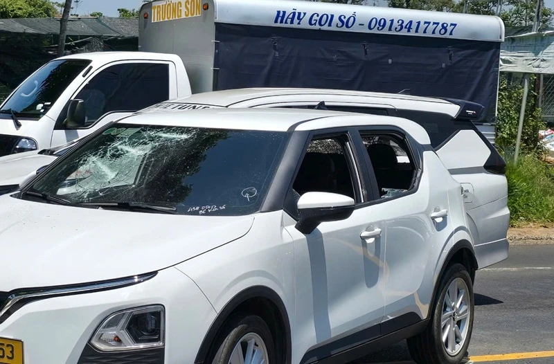 Giận vợ, đập nát kính xe taxi Giận vợ, đập nát kính xe taxi