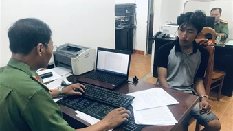 Giận vợ, đập nát kính xe taxi