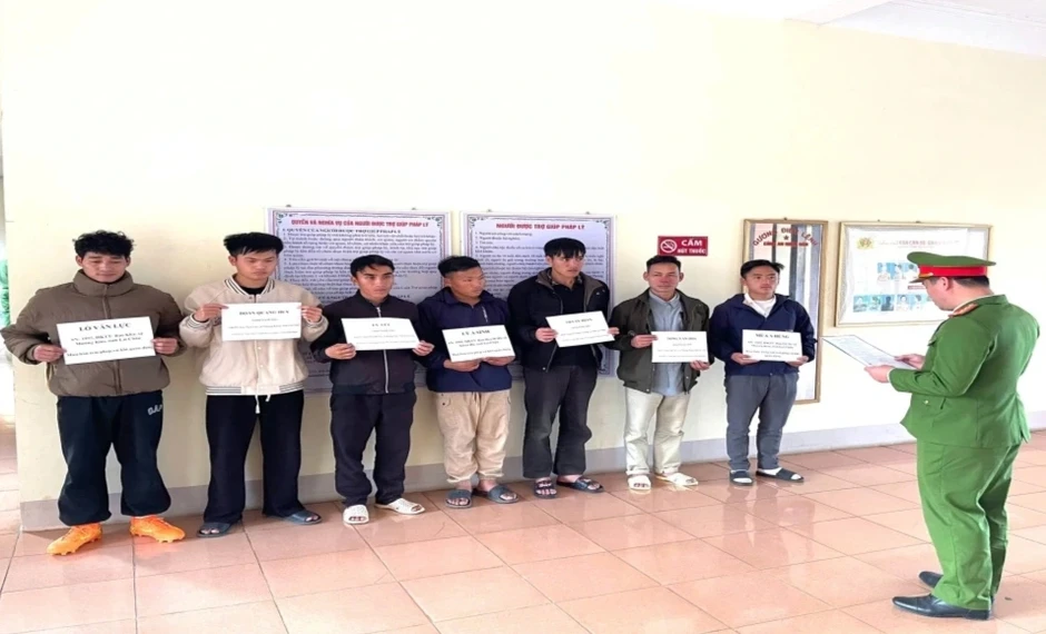 Giáo viên tham gia mua bán, tàng trữ trái phép vũ khí Giáo viên tham gia mua bán, tàng trữ trái phép vũ khí