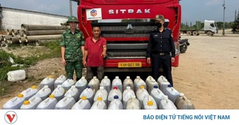 Giấu gần 900 lít dầu dưới gầm rơ-moóc, chở qua biên giới bán kiếm lời