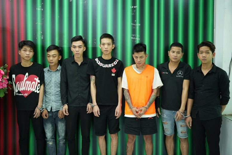 Giữ khẩn cấp 7 người trong vụ ô tô tông vào đám đông trước quán ăn ở TPHCM Giữ khẩn cấp 7 người trong vụ ô tô tông vào đám đông trước quán ăn ở TPHCM
