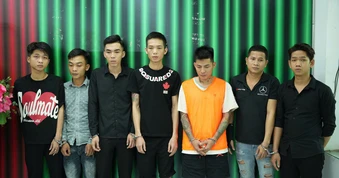 Giữ khẩn cấp 7 người trong vụ ô tô tông vào đám đông trước quán ăn ở TPHCM