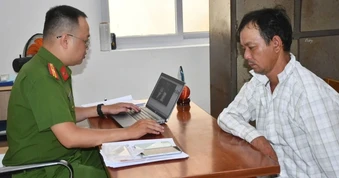 Giữa đêm khuya, mang dao xông vào khách sạn cướp điện thoại của nhân viên