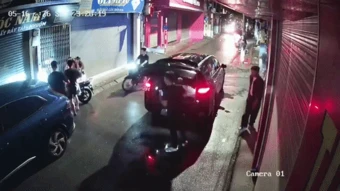 Hà Nội: 2 cô gái đi xe máy bị đuổi đánh giữa đường