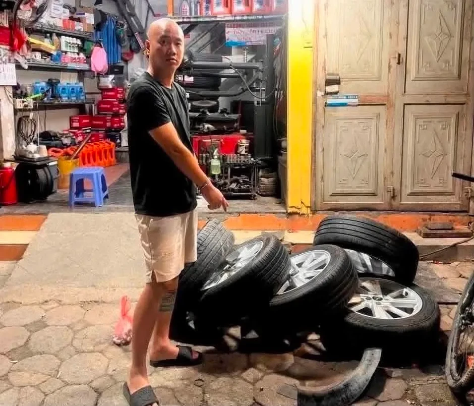 Hà Nội: Bắt giữ kẻ chuyên "kê gạch tháo bánh" ô tô tại các khu đô thị Hà Nội: Bắt giữ kẻ chuyên "kê gạch tháo bánh" ô tô tại các khu đô thị
