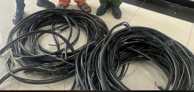 Hà Nội: Bắt kẻ giả danh nhân viên ngành điện trộm dây cáp đồng Hà Nội: Bắt kẻ giả danh nhân viên ngành điện trộm dây cáp đồng