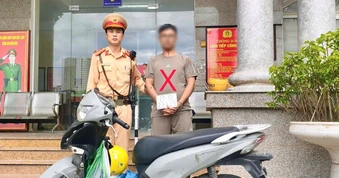 Hà Nội: Bị phát hiện trộm xe máy, sau va chạm giao thông
