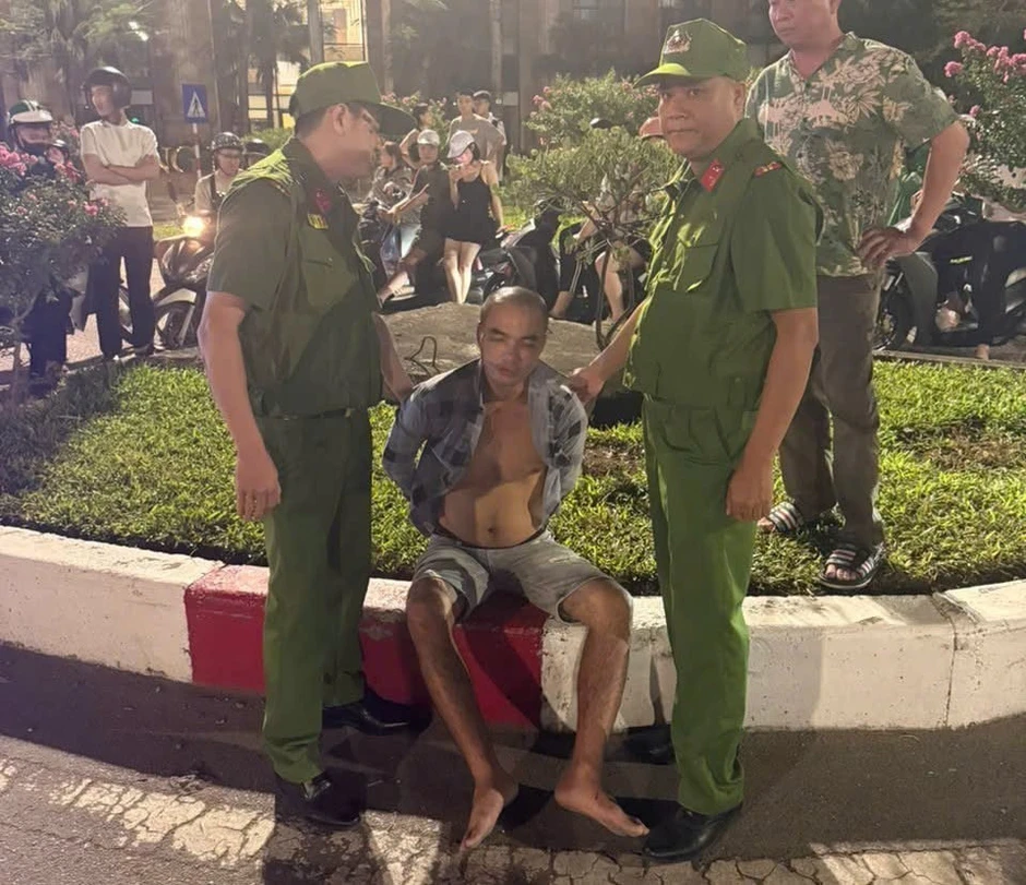 Hà Nội: Cảnh sát khống chế đối tượng dùng dao đuổi chém người đi đường Hà Nội: Cảnh sát khống chế đối tượng dùng dao đuổi chém người đi đường
