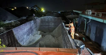 Hà Nội: Cảnh sát phát hiện 2 bến bãi vật liệu xây dựng không phép