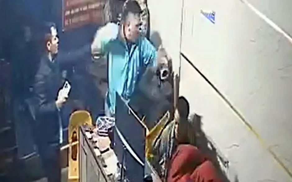Hà Nội: Công an xác minh vụ tài xế xe công nghệ đánh người trên đường Phạm Văn Đồng Hà Nội: Công an xác minh vụ tài xế xe công nghệ đánh người trên đường Phạm Văn Đồng
