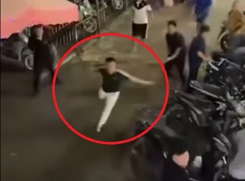 Hà Nội: Hai nhóm đối tượng hỗn chiến tại quán ăn đêm Hà Nội: Hai nhóm đối tượng hỗn chiến tại quán ăn đêm