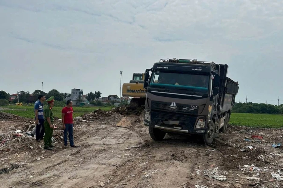 Hà Nội: Khởi tố giám đốc công ty vận tải đổ trộm hơn 4.500 tấn chất thải xây dựng Hà Nội: Khởi tố giám đốc công ty vận tải đổ trộm hơn 4.500 tấn chất thải xây dựng