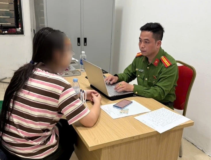 Hà Nội: Kịp thời ngăn nữ sinh bán 114 chỉ vàng để chuyển tiền cho kẻ lừa đảo Hà Nội: Kịp thời ngăn nữ sinh bán 114 chỉ vàng để chuyển tiền cho kẻ lừa đảo