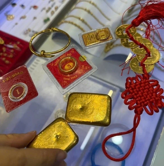 Hà Nội: Kịp thời ngăn nữ sinh bán 114 chỉ vàng để chuyển tiền cho kẻ lừa đảo Hà Nội: Kịp thời ngăn nữ sinh bán 114 chỉ vàng để chuyển tiền cho kẻ lừa đảo