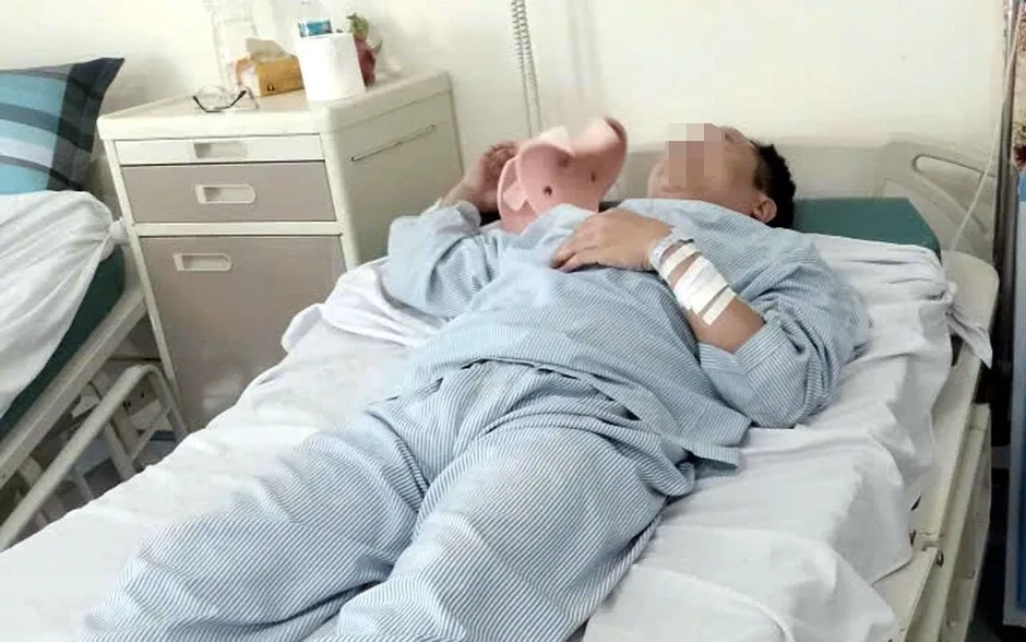 Hà Nội: Mâu thuẫn từ việc nhắc đeo rọ mõm cho chó, một người phải nhập viện