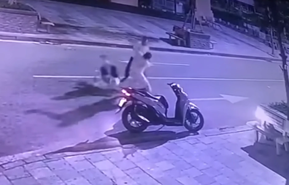 Hà Nội: Người đàn ông bị đánh gục sau mâu thuẫn gửi ô tô ở chung cư
