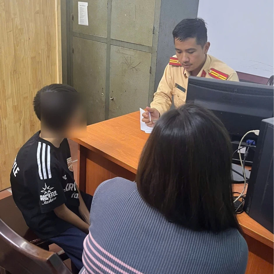 Hà Nội: Nhóm thiếu niên thuê xe đạp điện công cộng, ra đường làm 'tổ lái'