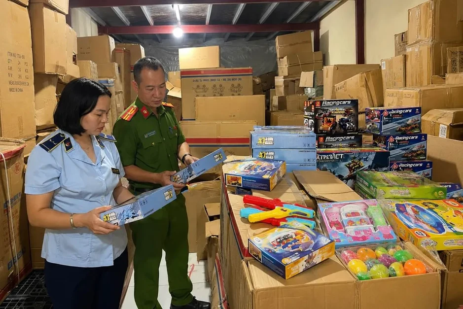 Hà Nội phát hiện cơ sở kinh doanh đồ chơi trẻ em không có hóa đơn, bày bán tất có dấu hiệu giả mạo Hà Nội phát hiện cơ sở kinh doanh đồ chơi trẻ em không có hóa đơn, bày bán tất có dấu hiệu giả mạo
