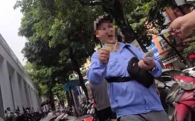 Hà Nội: Sa thải nhân viên bãi xe thu tiền mặt gấp đôi giá quy định để uống trà đá Hà Nội: Sa thải nhân viên bãi xe thu tiền mặt gấp đôi giá quy định để uống trà đá