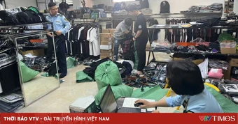 Hà Nội truy quét “đại bản doanh” hàng hiệu giả, báo động nạn vi phạm sở hữu trí tuệ về thời trang