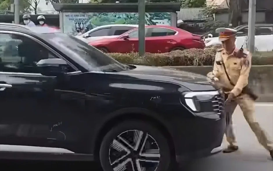 Hà Nội: Xác minh, bàn giao tài xế không chấp hành hiệu lệnh của CSGT trên đường Nguyễn Hoàng Hà Nội: Xác minh, bàn giao tài xế không chấp hành hiệu lệnh của CSGT trên đường Nguyễn Hoàng